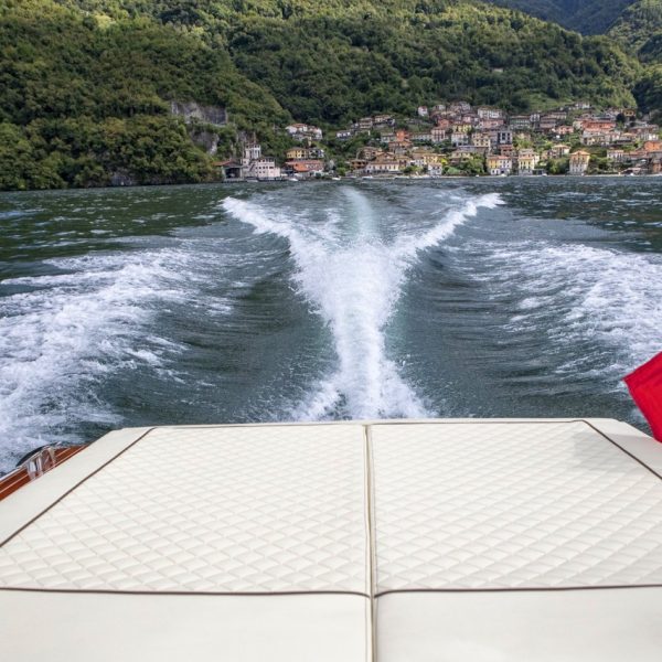 Scia della barca a Lezzeno